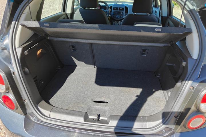 Gul Chevrolet Aveo fra 2013
