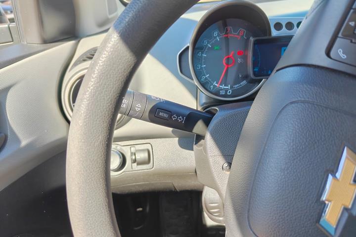Gul Chevrolet Aveo fra 2013