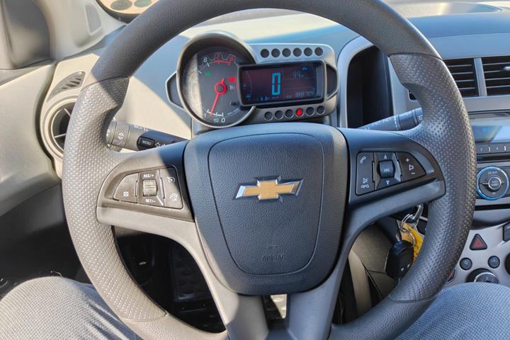 Gul Chevrolet Aveo fra 2013