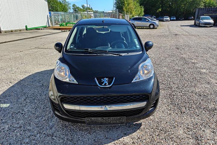 Gul Peugeot 107 fra 2010