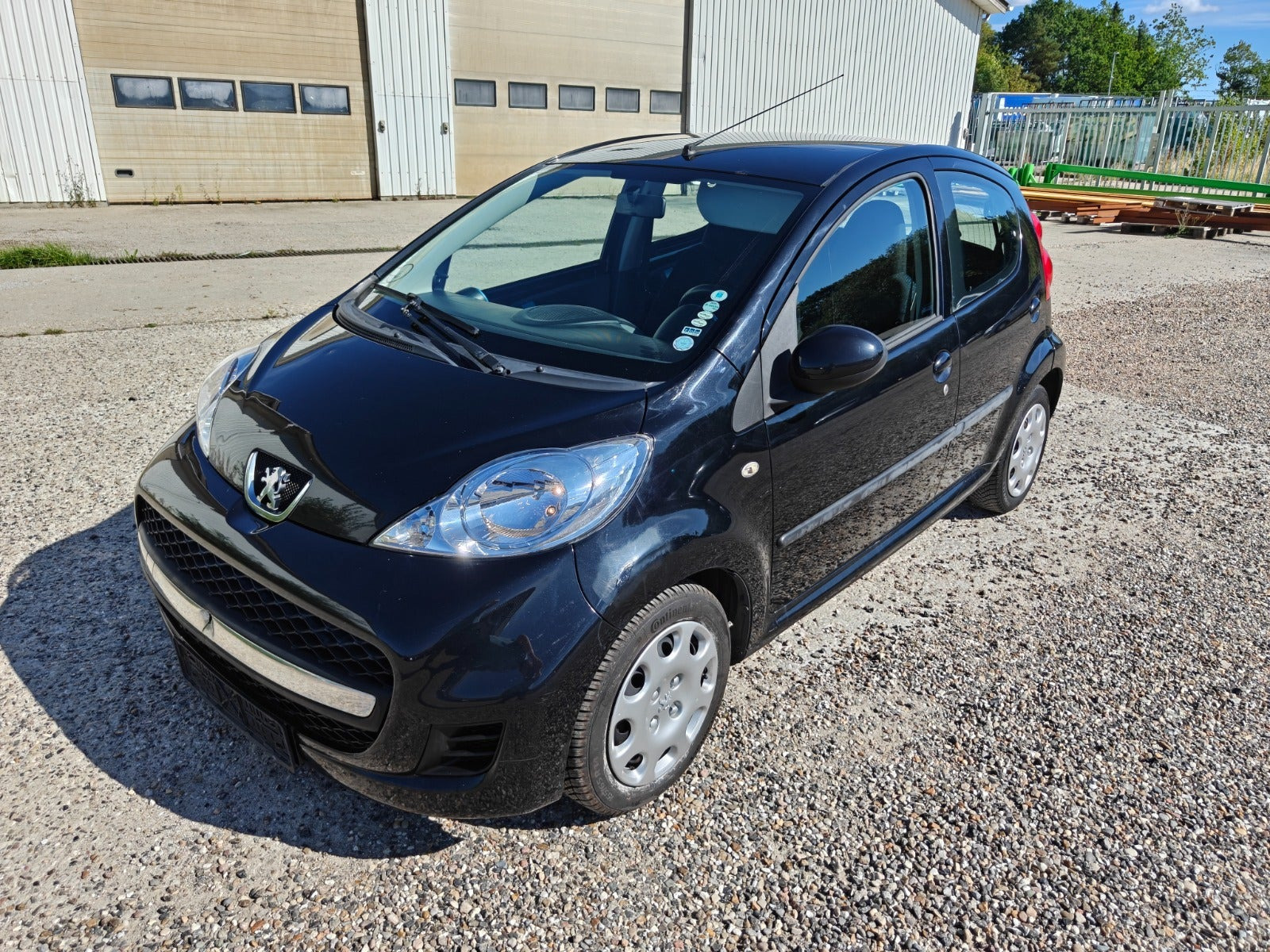 Gul Peugeot 107 fra 2010