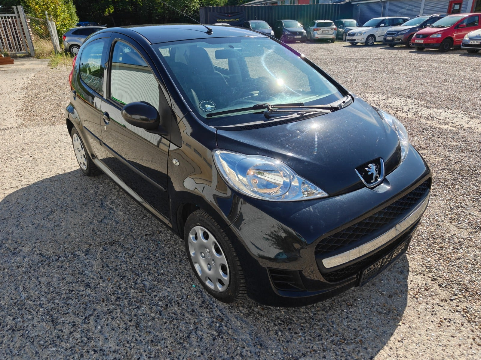 Gul Peugeot 107 fra 2010