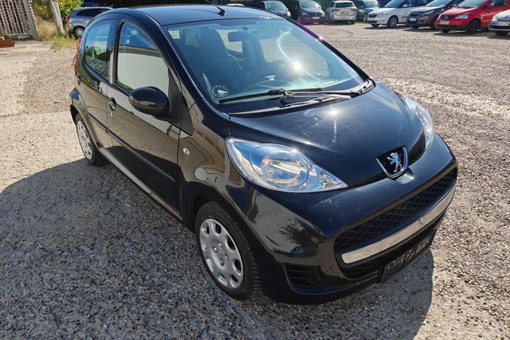 Gul Peugeot 107 fra 2010