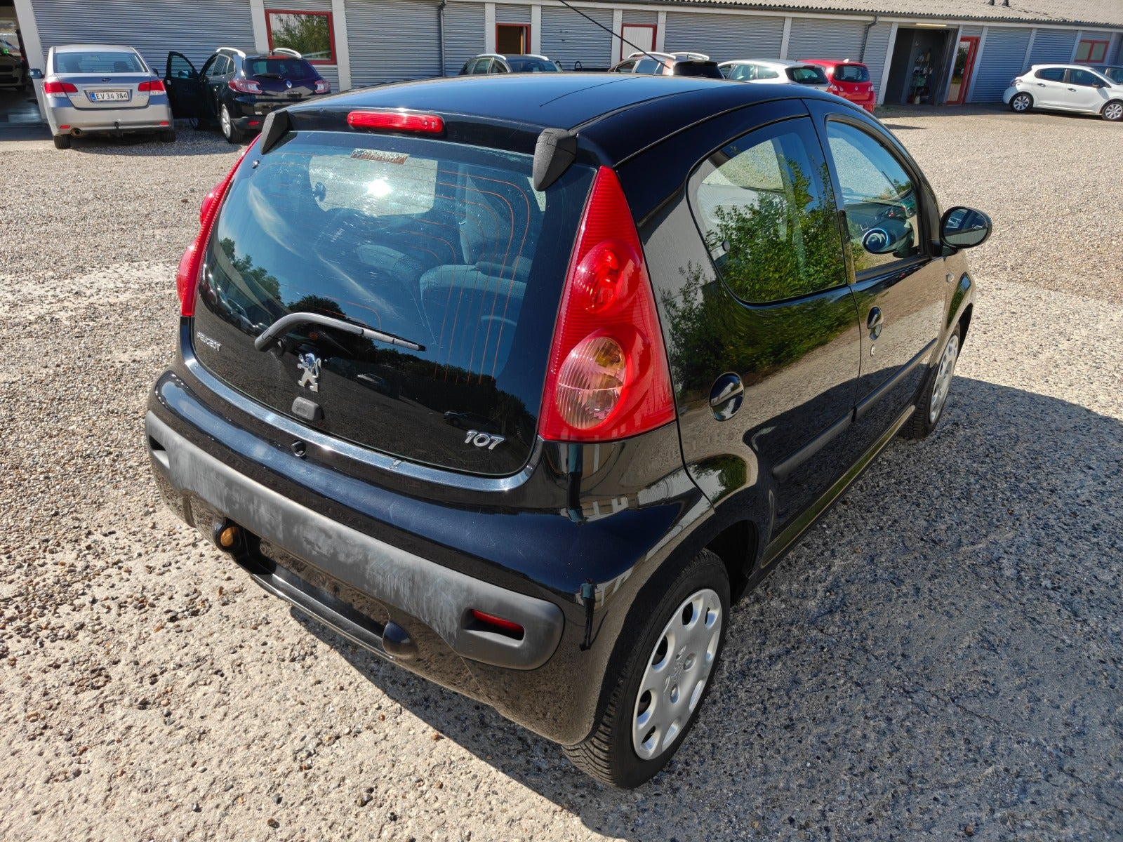 Gul Peugeot 107 fra 2010