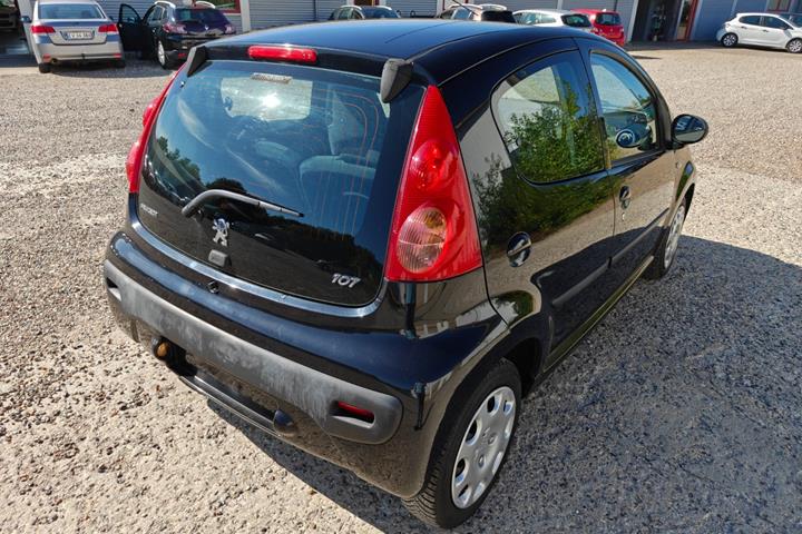 Gul Peugeot 107 fra 2010