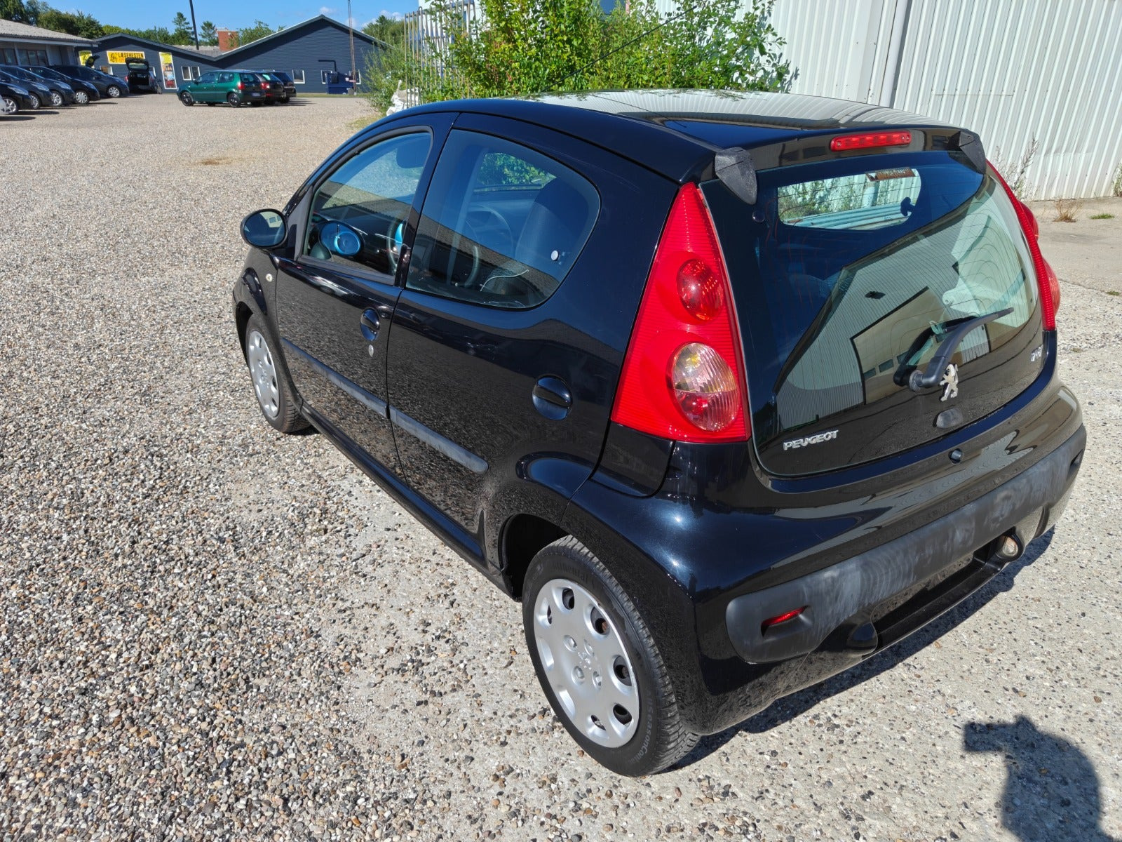 Gul Peugeot 107 fra 2010