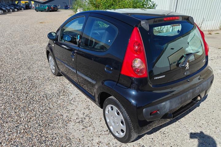 Gul Peugeot 107 fra 2010