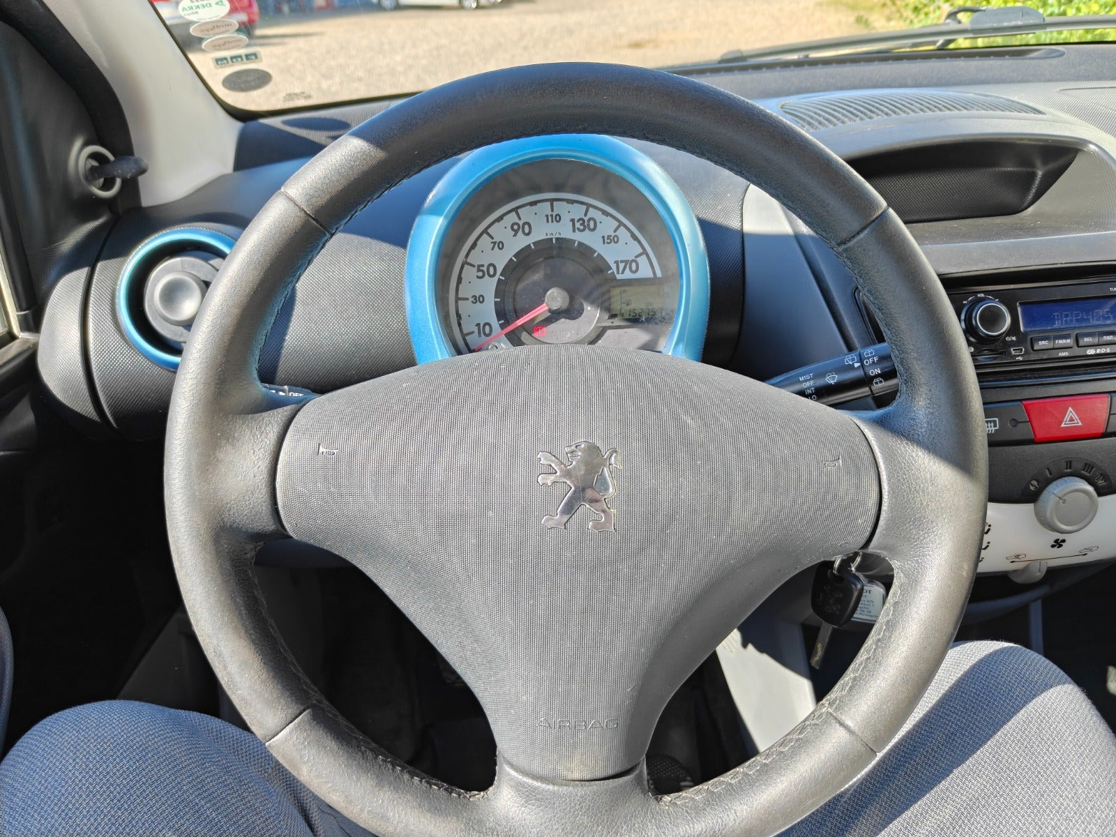 Gul Peugeot 107 fra 2010