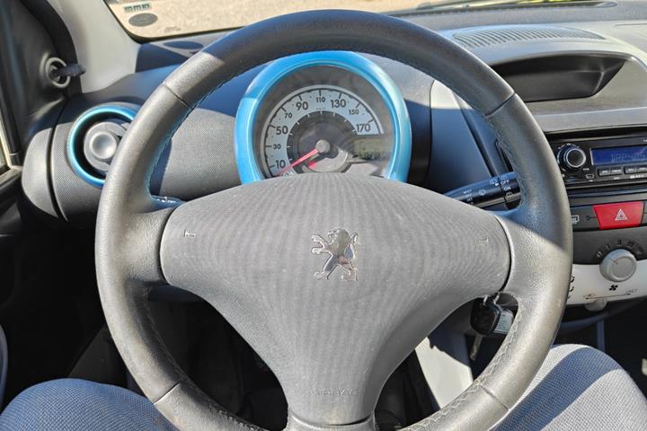 Gul Peugeot 107 fra 2010