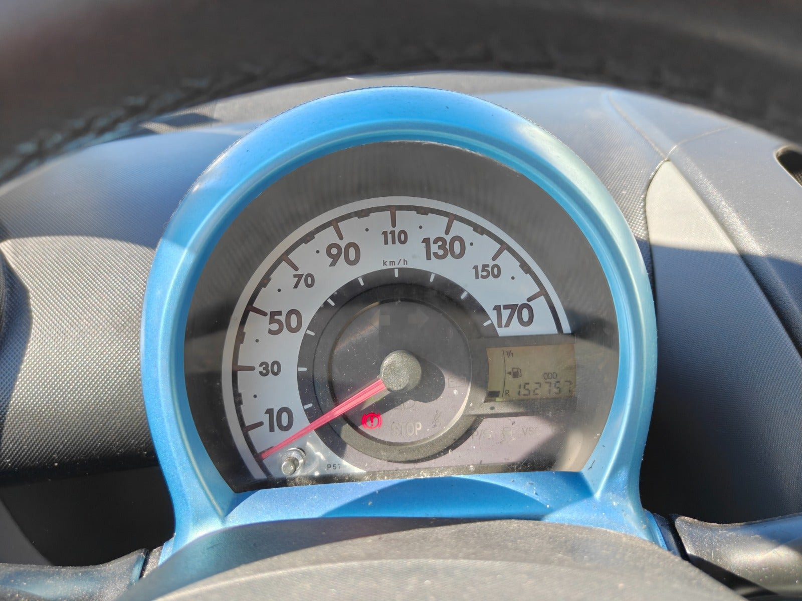 Gul Peugeot 107 fra 2010
