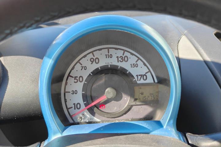 Gul Peugeot 107 fra 2010