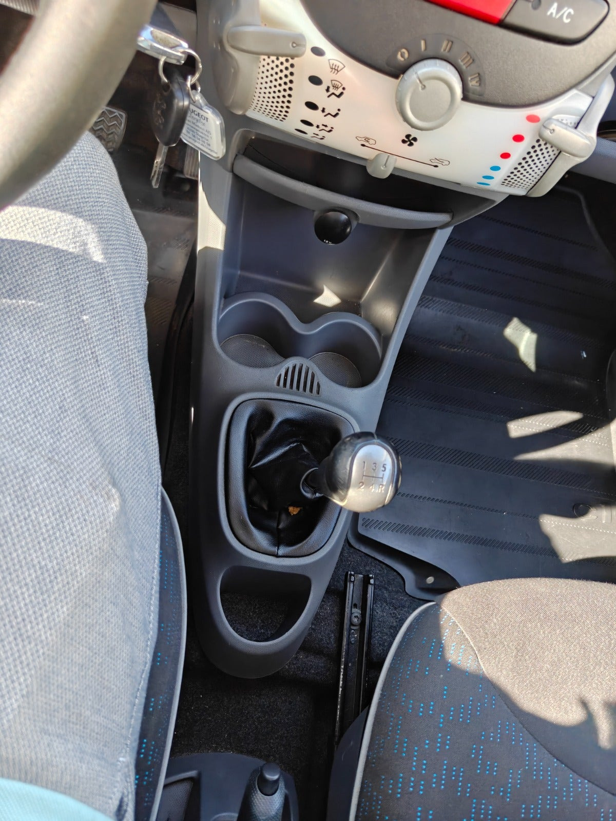 Gul Peugeot 107 fra 2010