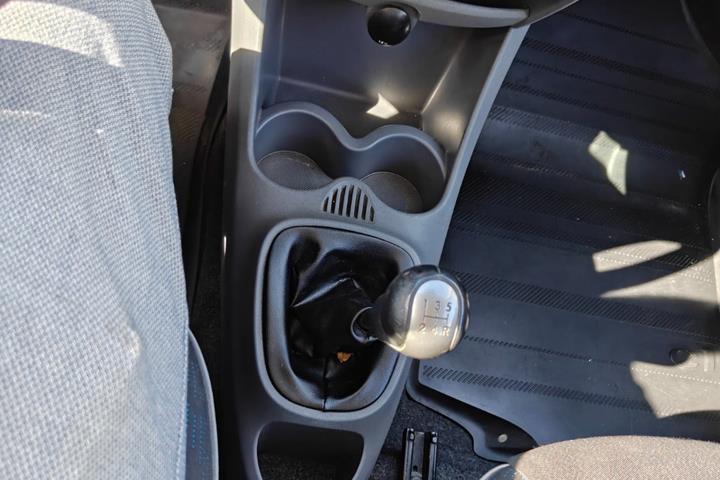 Gul Peugeot 107 fra 2010