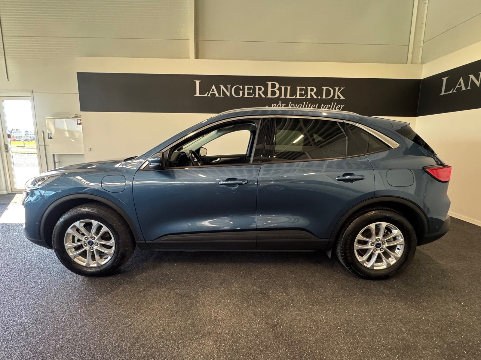 Blå Ford Kuga fra 2023