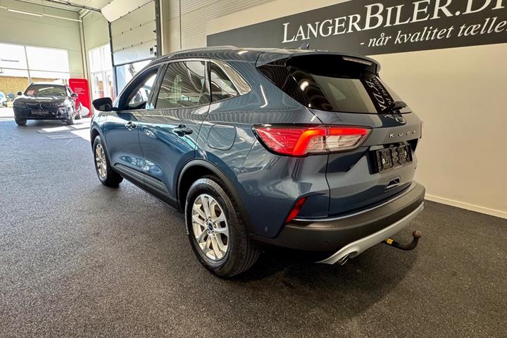 Blå Ford Kuga fra 2023
