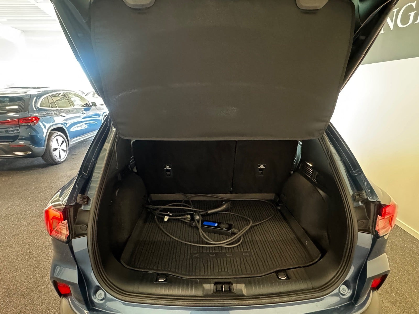 Blå Ford Kuga fra 2023