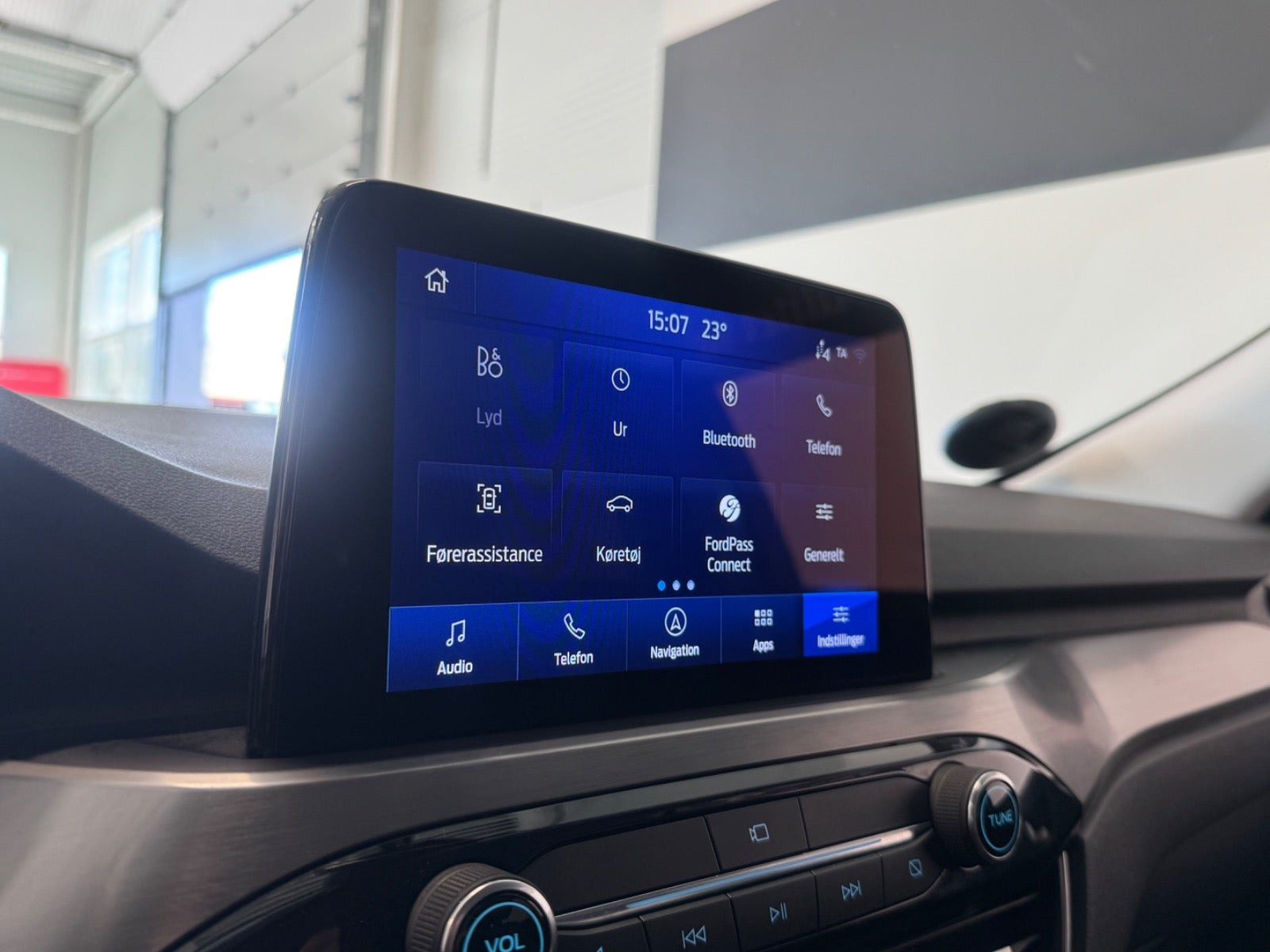 Blå Ford Kuga fra 2023