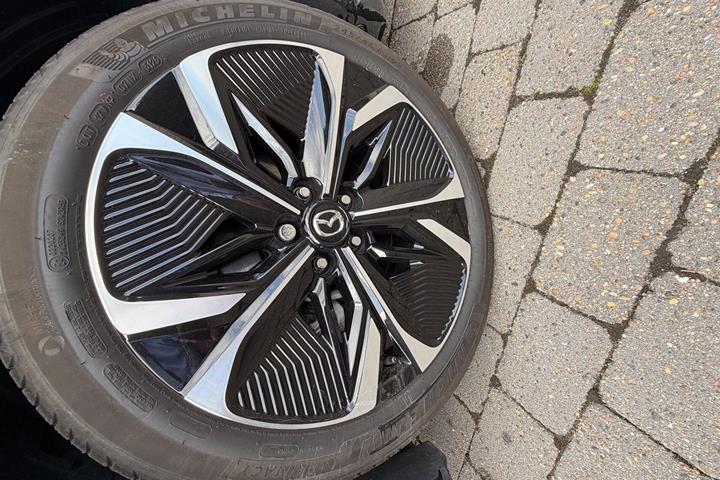 Grå Mazda 6e fra 2025