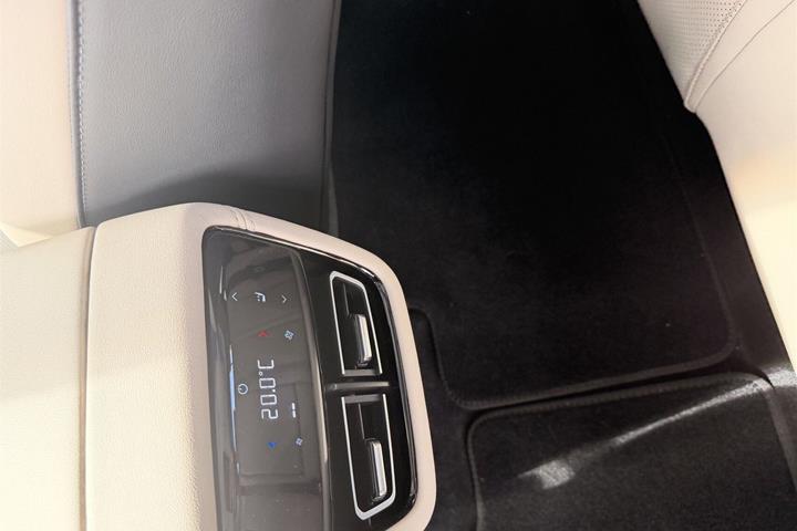Grå Mazda 6e fra 2025