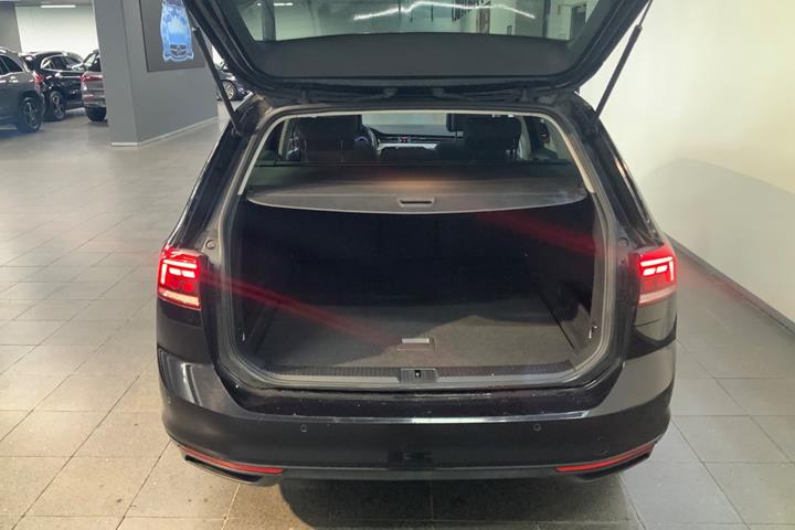 Sort VW Passat fra 2020