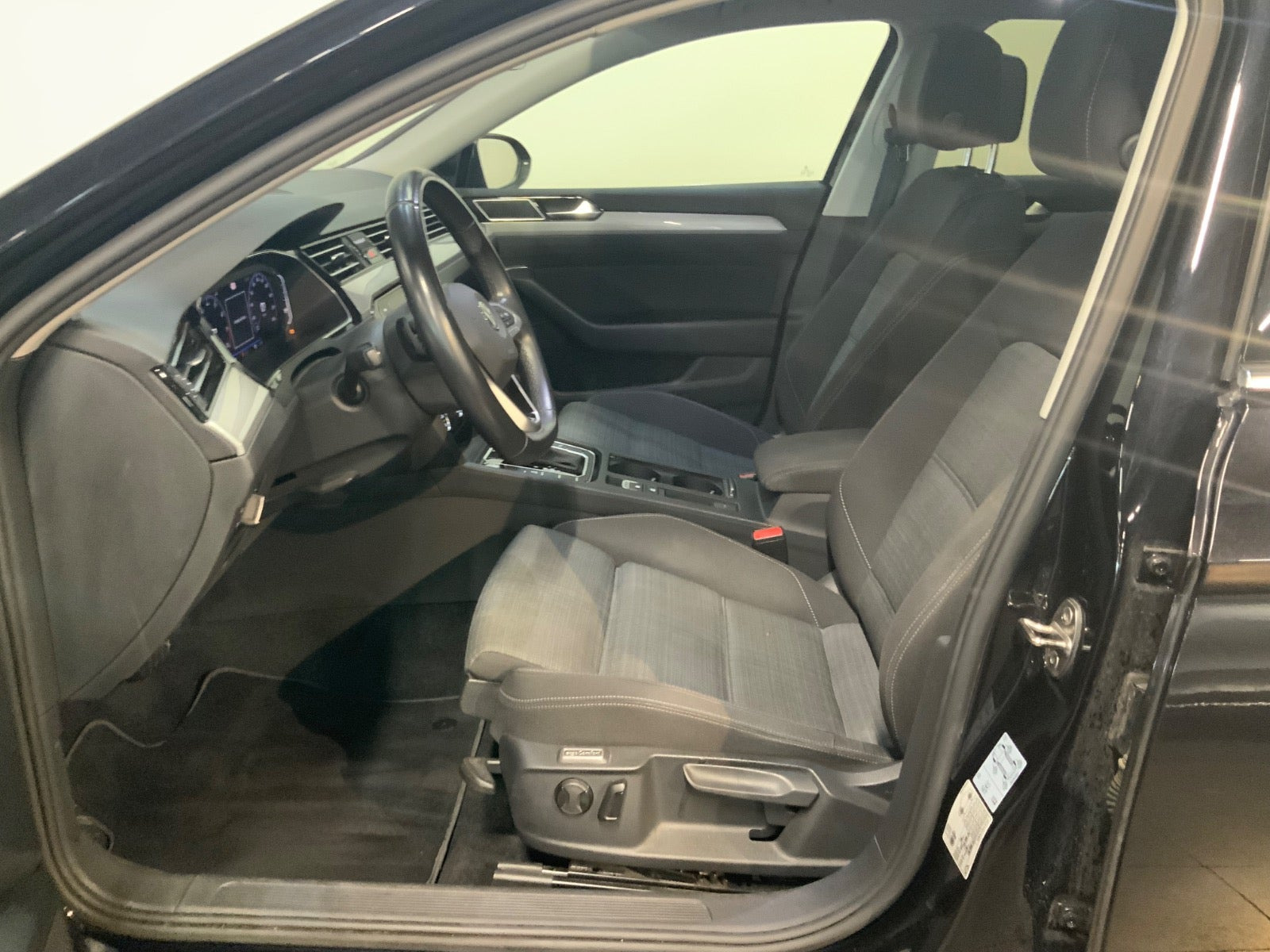 Sort VW Passat fra 2020