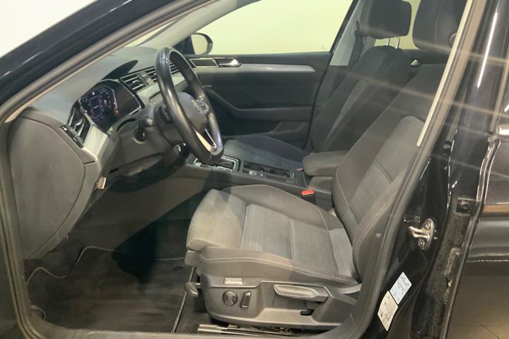 Sort VW Passat fra 2020