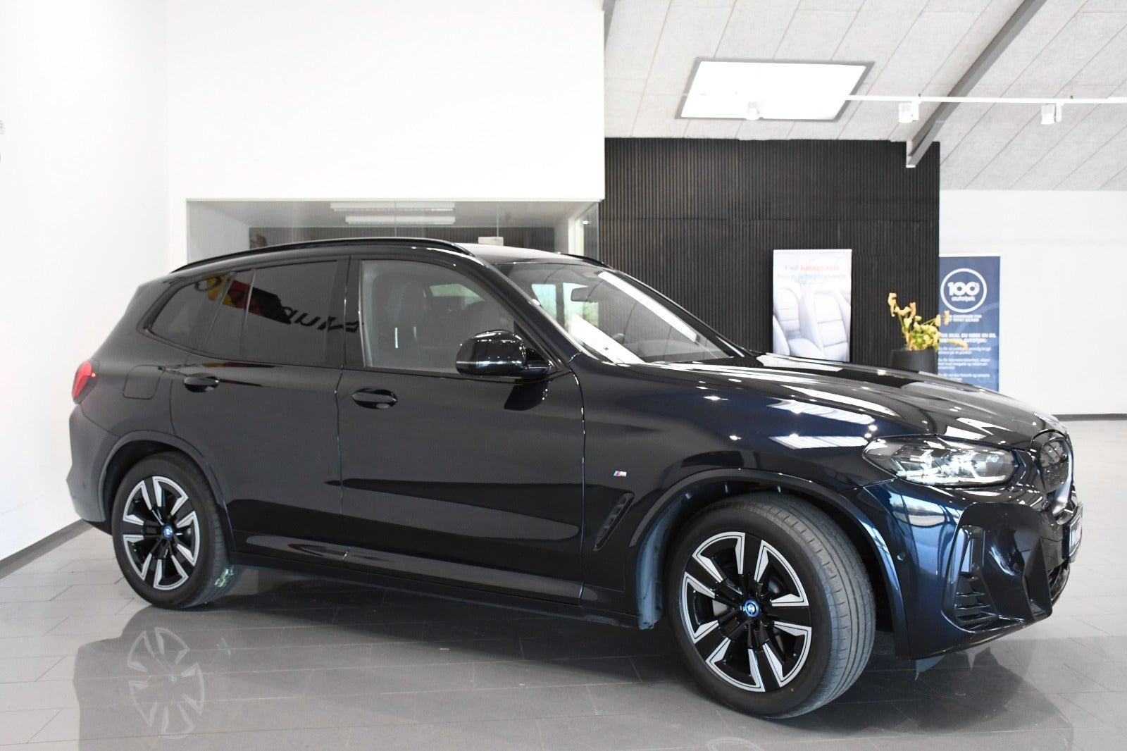 Sort BMW iX3 fra 2024
