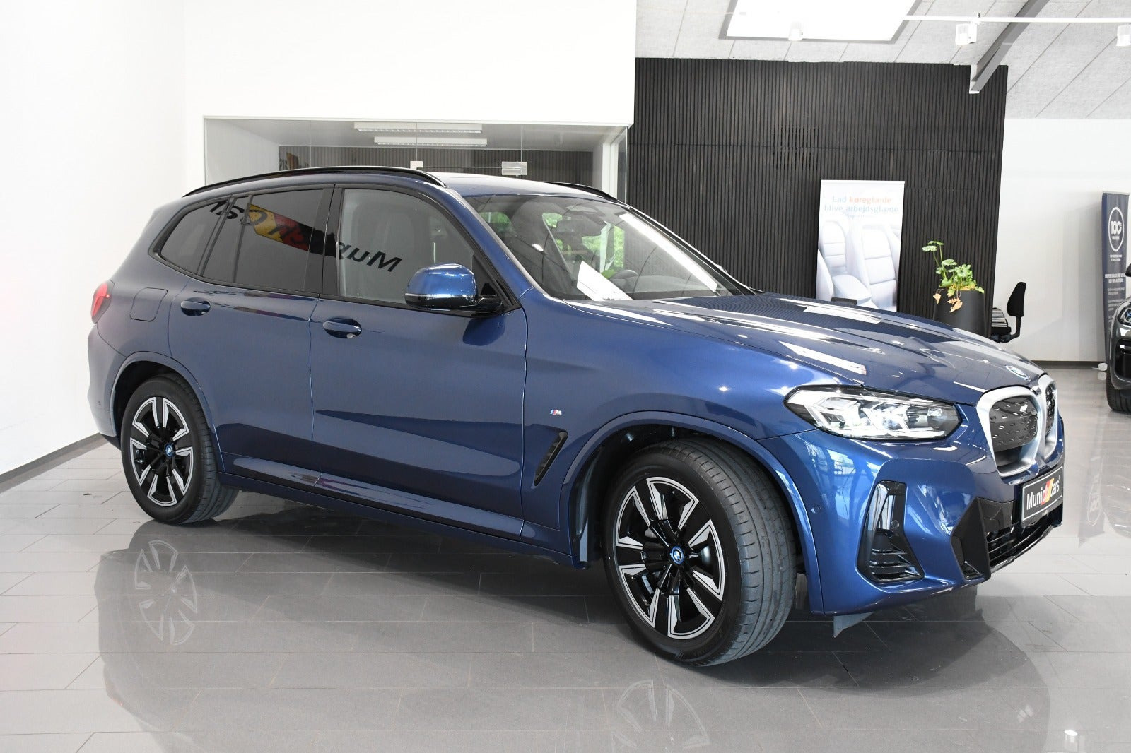 Blå BMW iX3 fra 2024