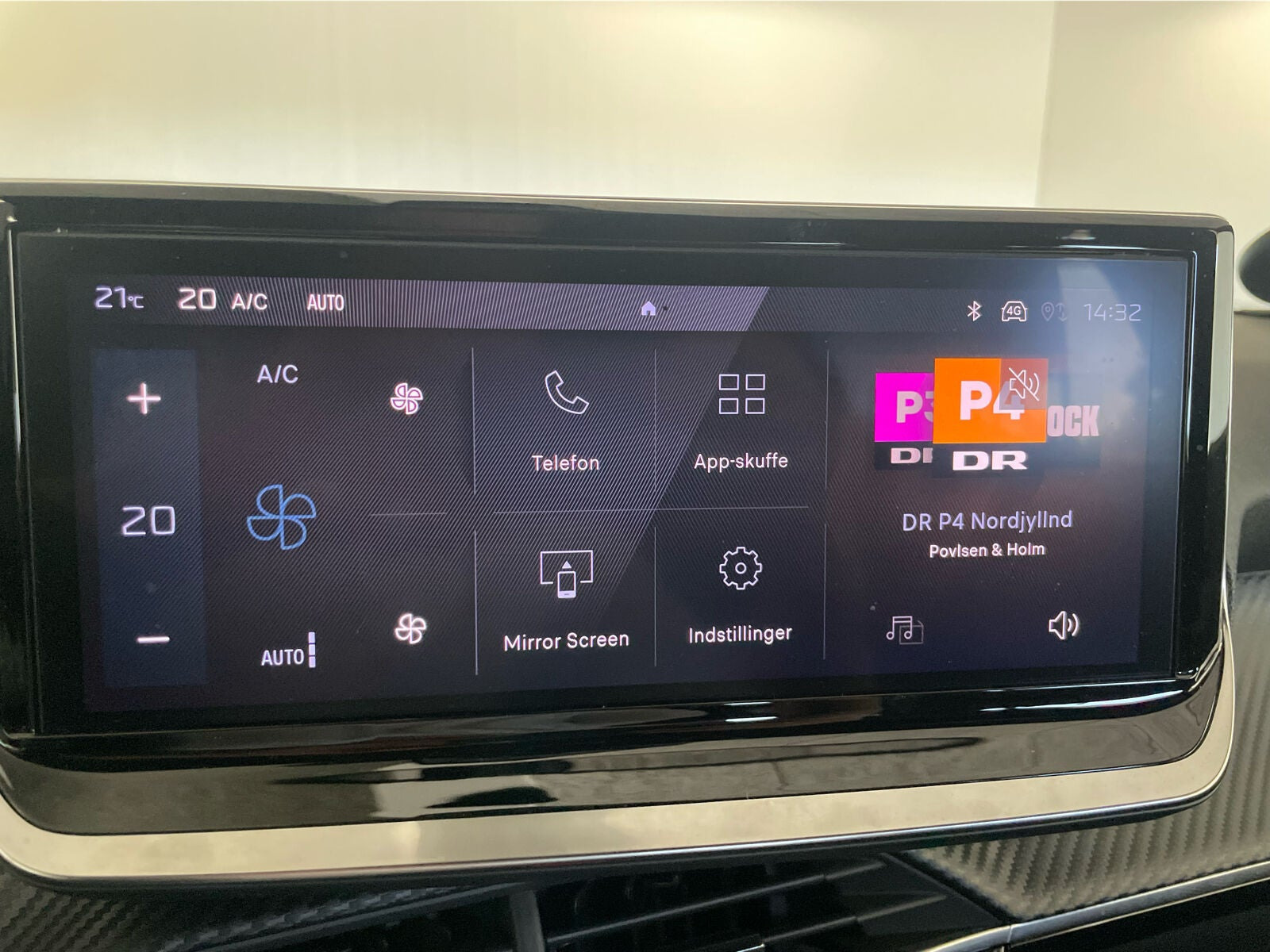 Grå Peugeot 2008 fra 2023