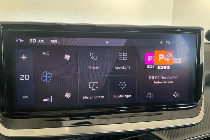 Grå Peugeot 2008 fra 2023