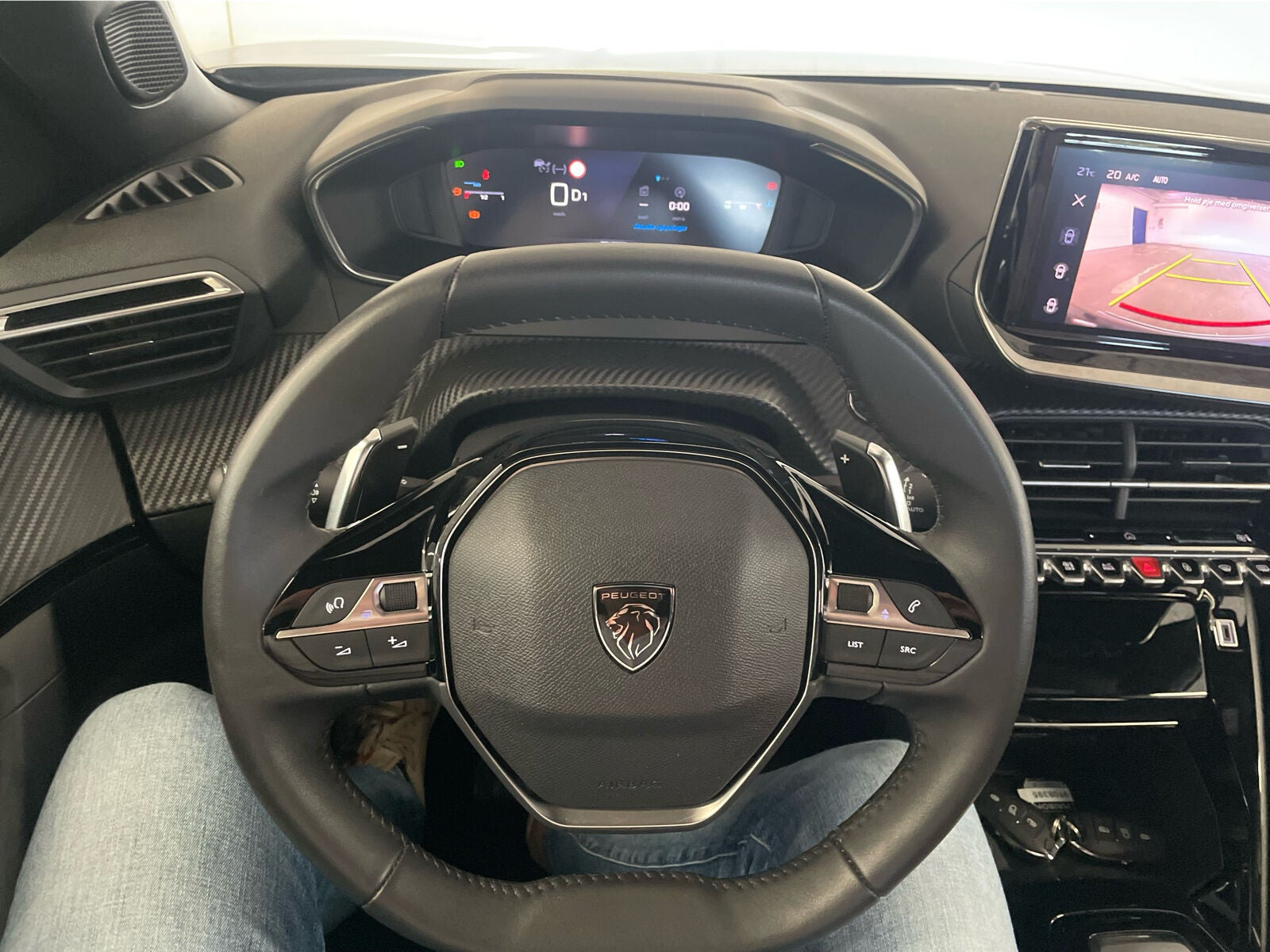Grå Peugeot 2008 fra 2023
