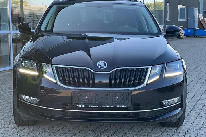 Sort Skoda Octavia fra 2018