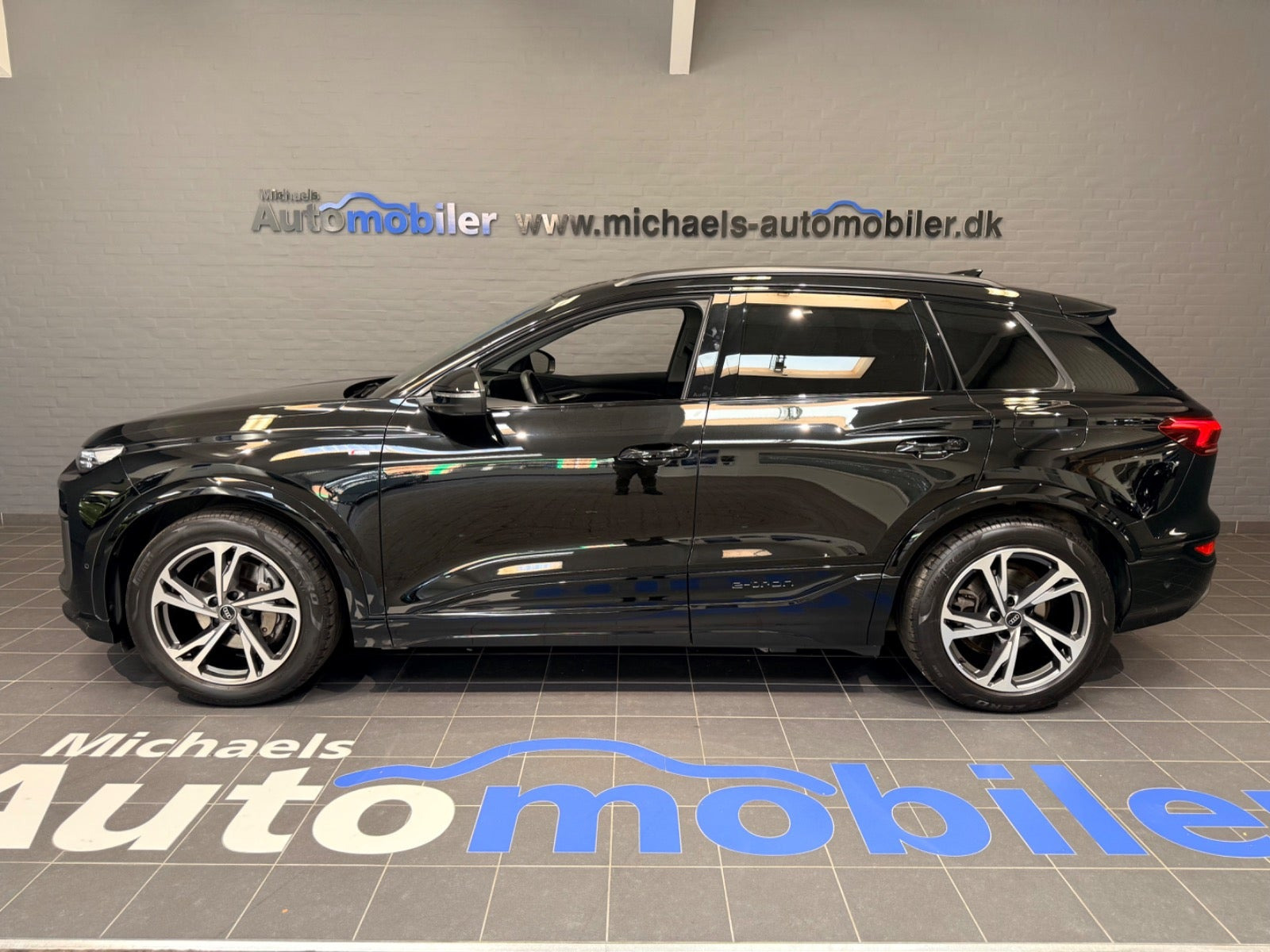 Sort Audi Q6 e-tron fra 2025