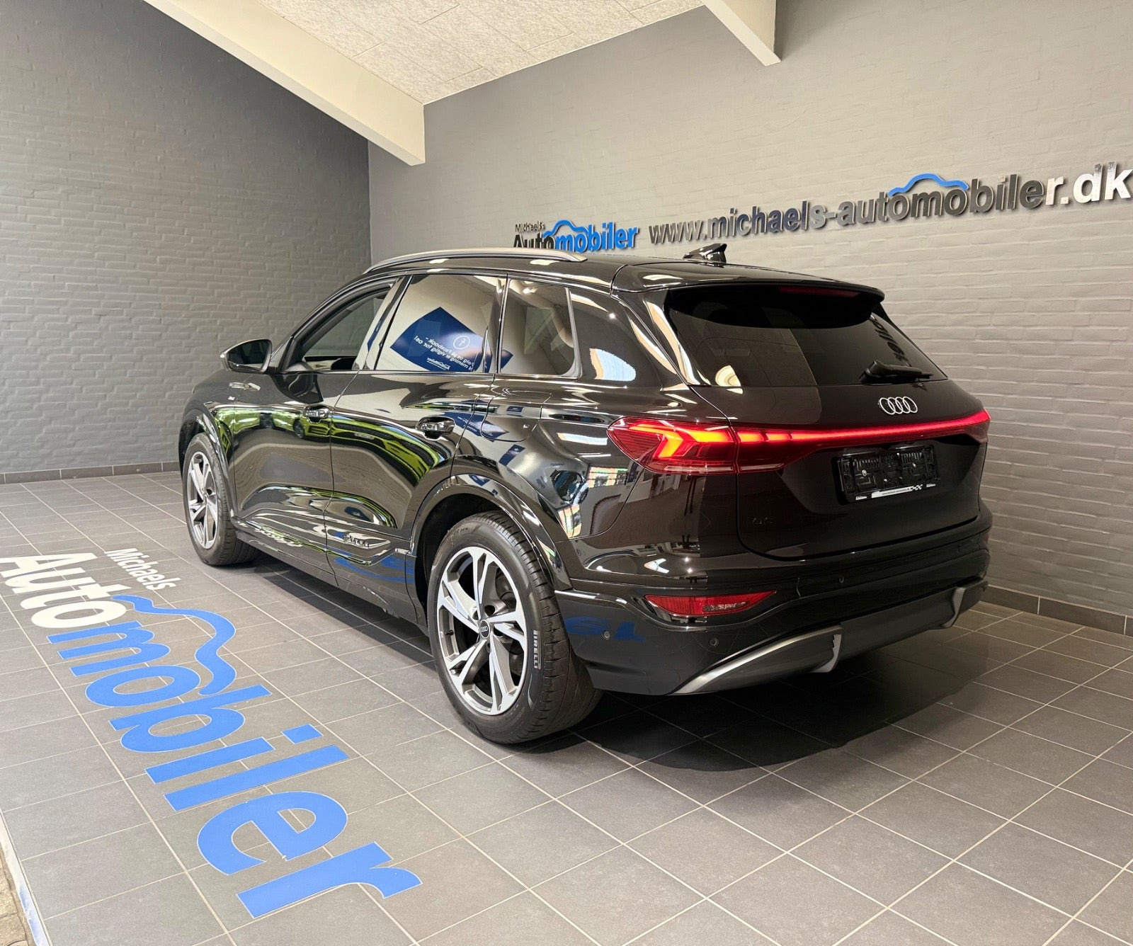 Sort Audi Q6 e-tron fra 2025