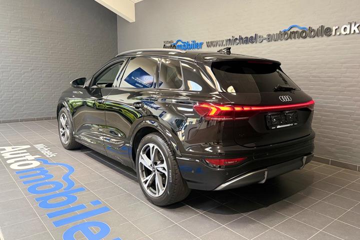 Sort Audi Q6 e-tron fra 2025