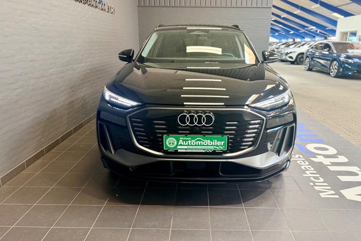 Sort Audi Q6 e-tron fra 2025