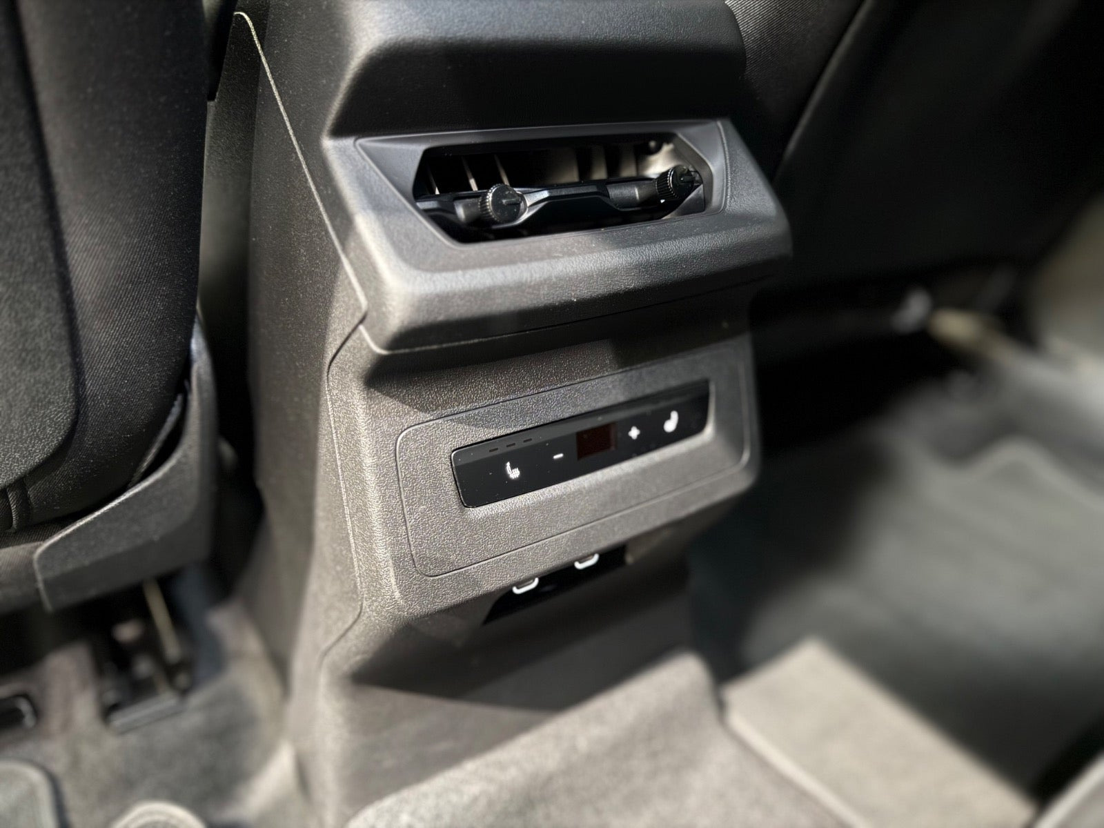 Sort Audi Q6 e-tron fra 2025