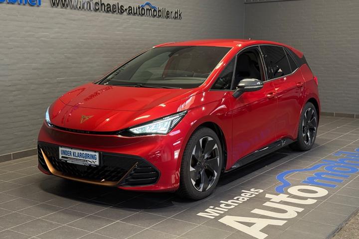 Rød Cupra Born fra 2023 set udefra