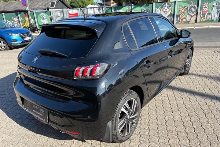 Rød Peugeot 208 fra 2020
