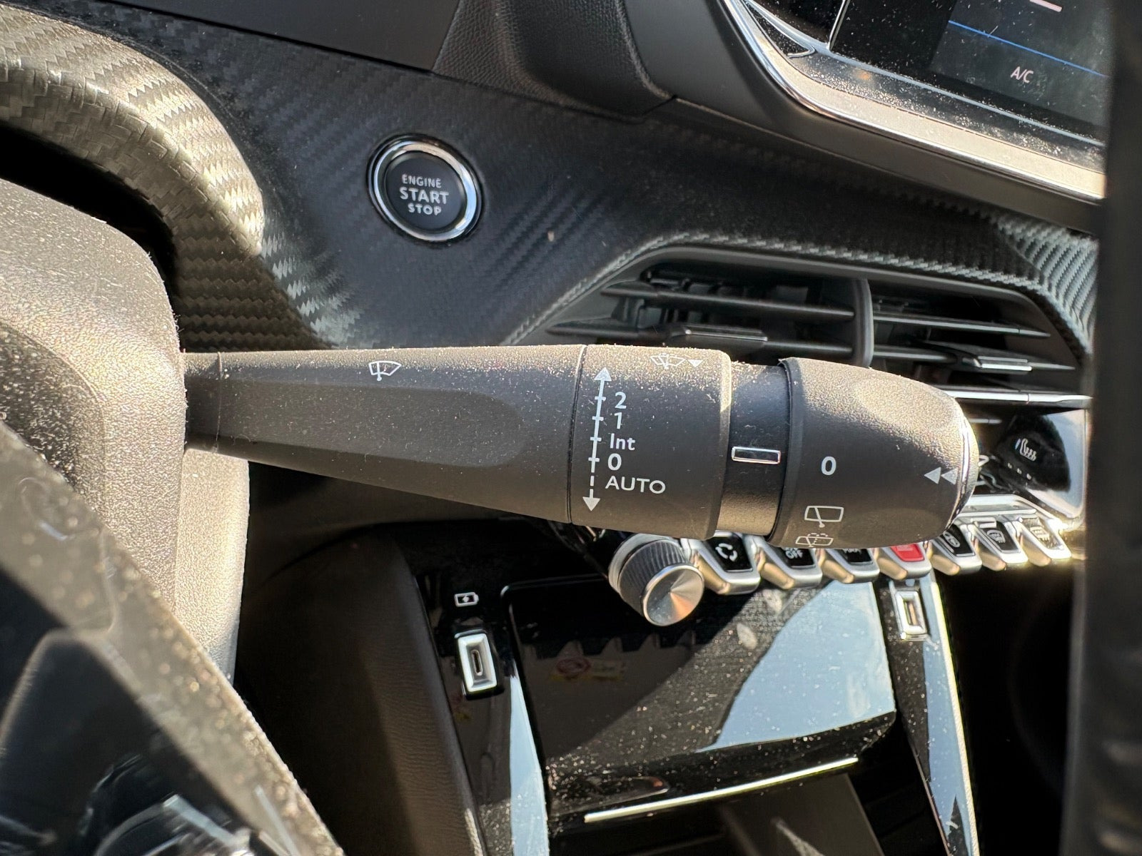 Rød Peugeot 208 fra 2020