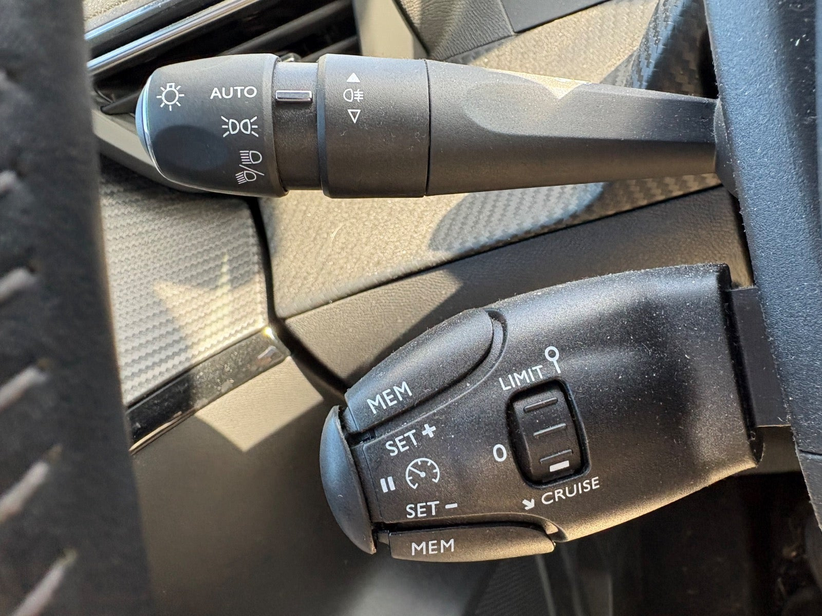 Rød Peugeot 208 fra 2020