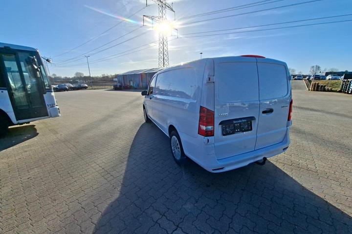 Hvid Mercedes Vito 114 fra 2024