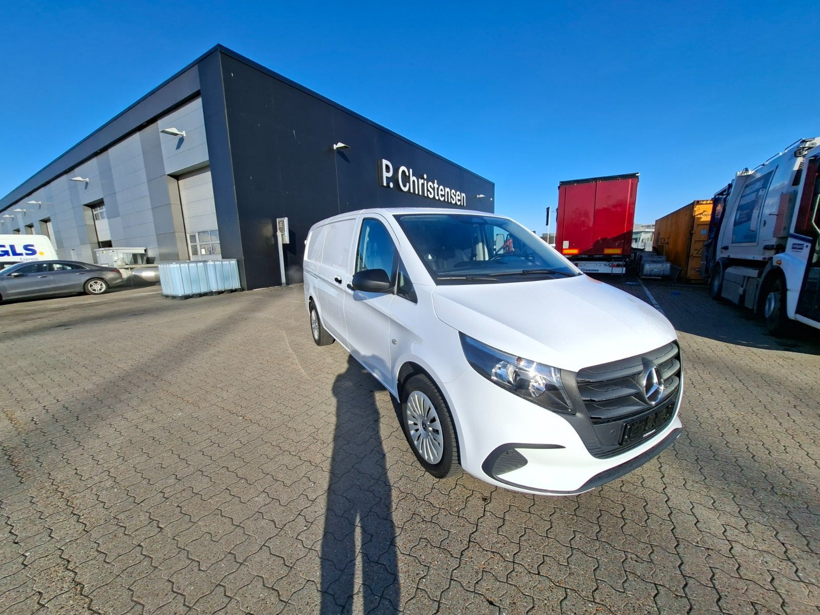 Hvid Mercedes Vito 114 fra 2024
