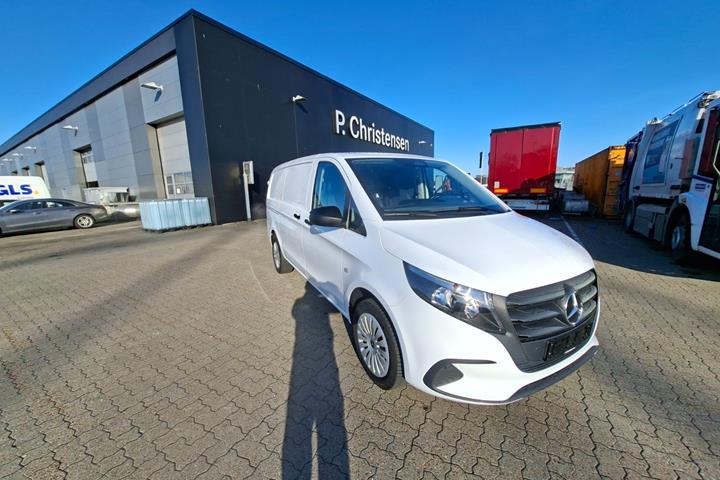 Hvid Mercedes Vito 114 fra 2024