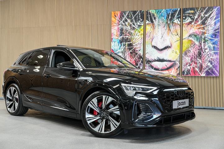 Sort Audi Q8 e-tron fra 2023 set udefra
