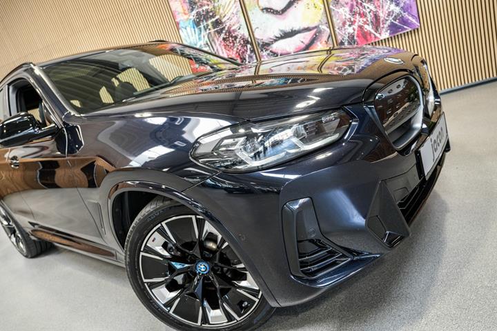 Sort BMW iX3 fra 2023