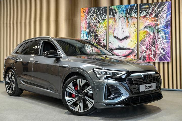 Grå Audi Q8 e-tron fra 2023