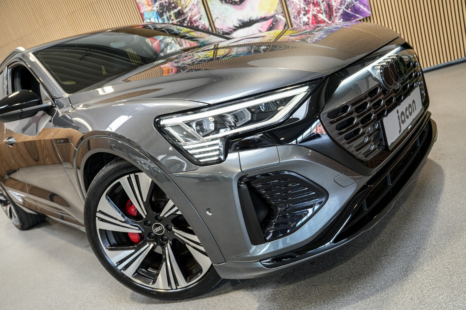 Grå Audi Q8 e-tron fra 2023