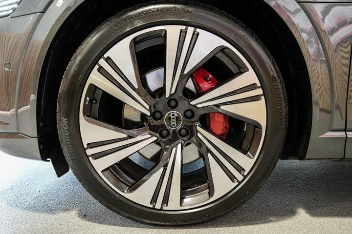 Grå Audi Q8 e-tron fra 2023