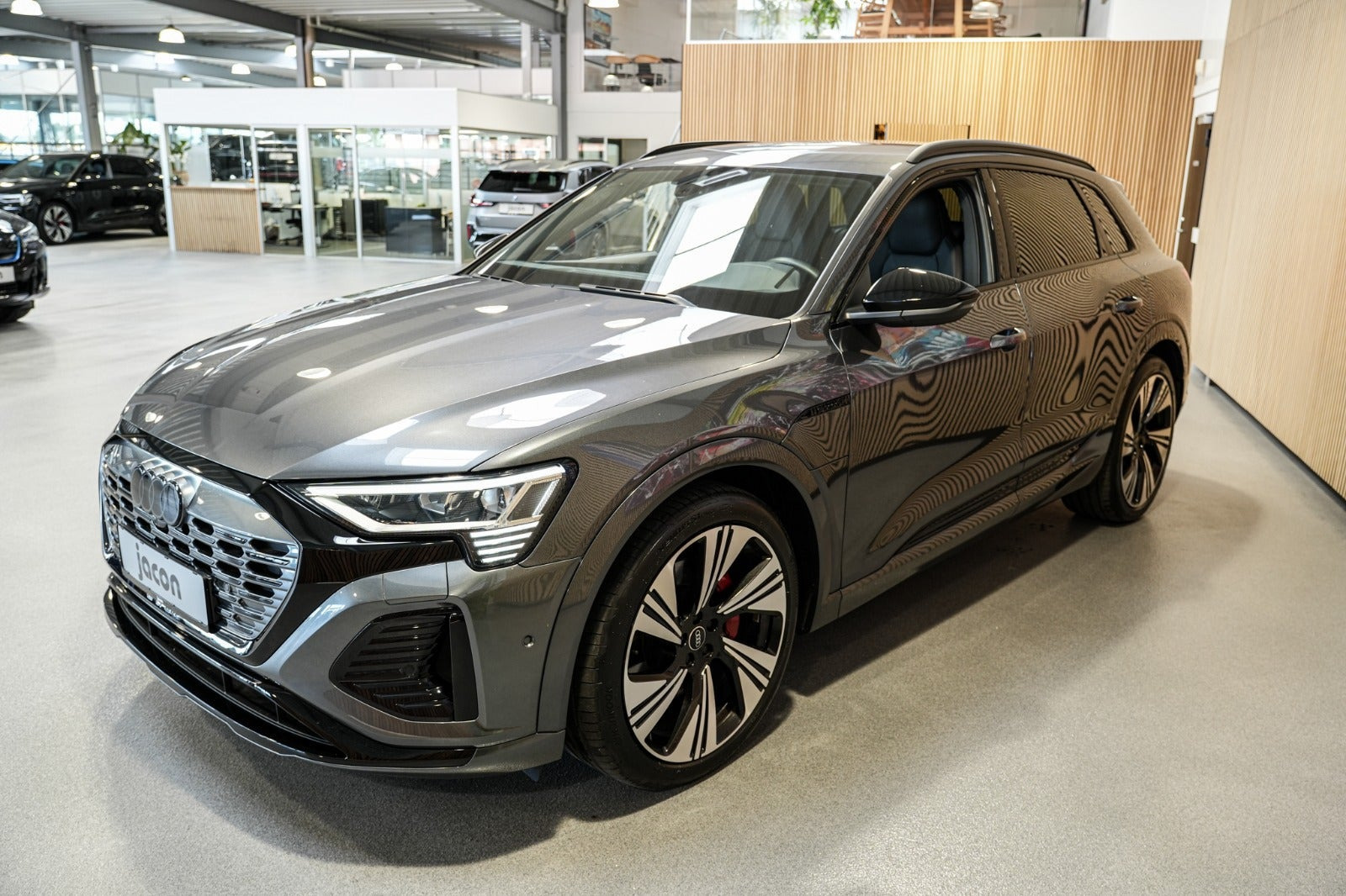 Grå Audi Q8 e-tron fra 2023